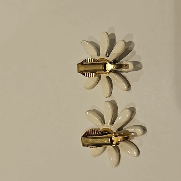 Vintage 2 Pair of Daisy Clip-on Earrings - Picture 7 of 7